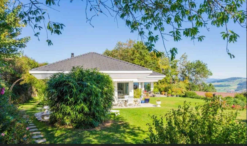 5-Zimmer Doppeleinfamilienhaus mit Garage für 4 Autos