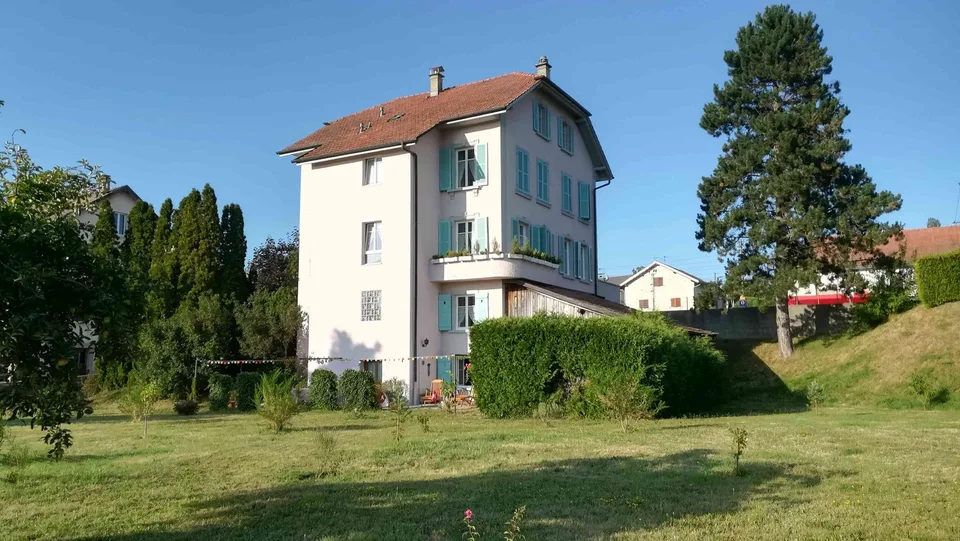 11-Zimmer-Haus mit Atelier, Garten, Schopf, Garage und Parkplätzen