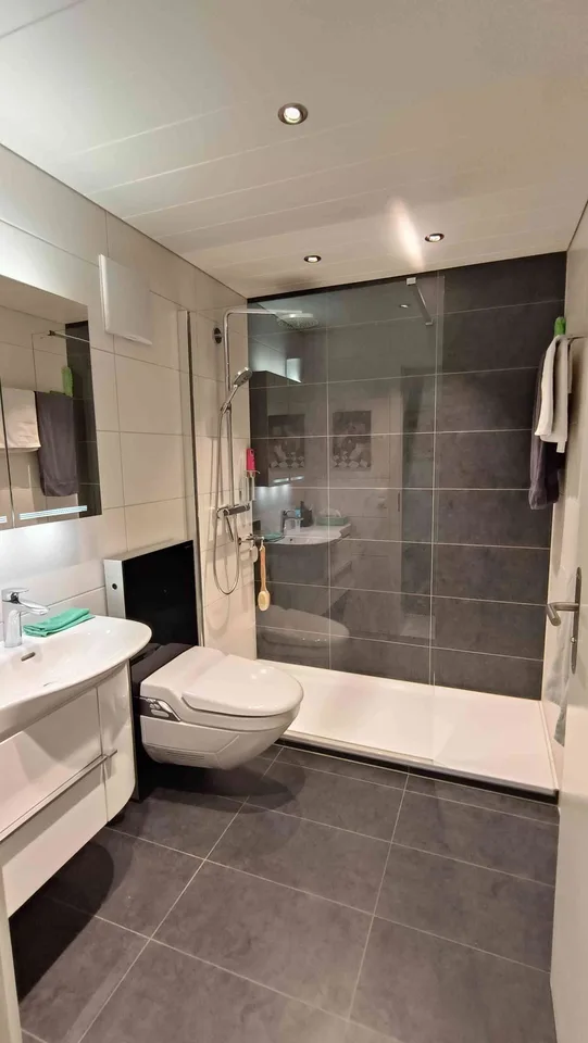 Wohnung 5.5 Zimmer, 2 Garagen Bastelraum, Kellerabteil, Waschküche