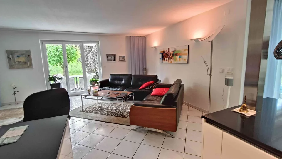Wohnung 5.5 Zimmer, 2 Garagen Bastelraum, Kellerabteil, Waschküche