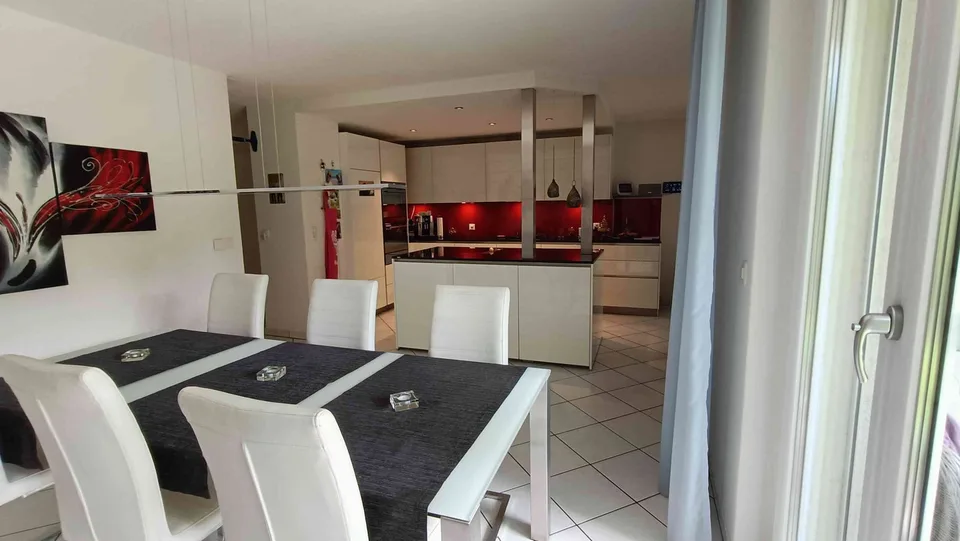 Wohnung 5.5 Zimmer, 2 Garagen Bastelraum, Kellerabteil, Waschküche