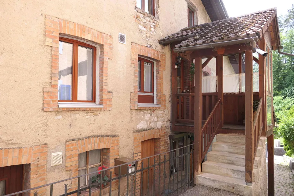 Couvet – Maison de 4 logements avec revenus locatifs