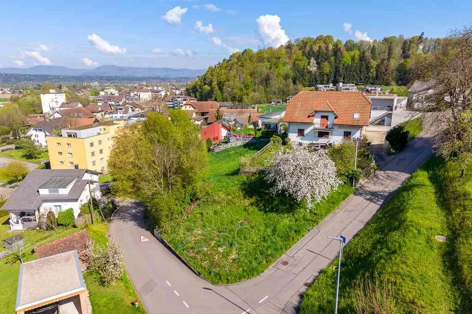 Bauland an sonniger Hanglage mit vielseitigem Entwicklungspotenzial