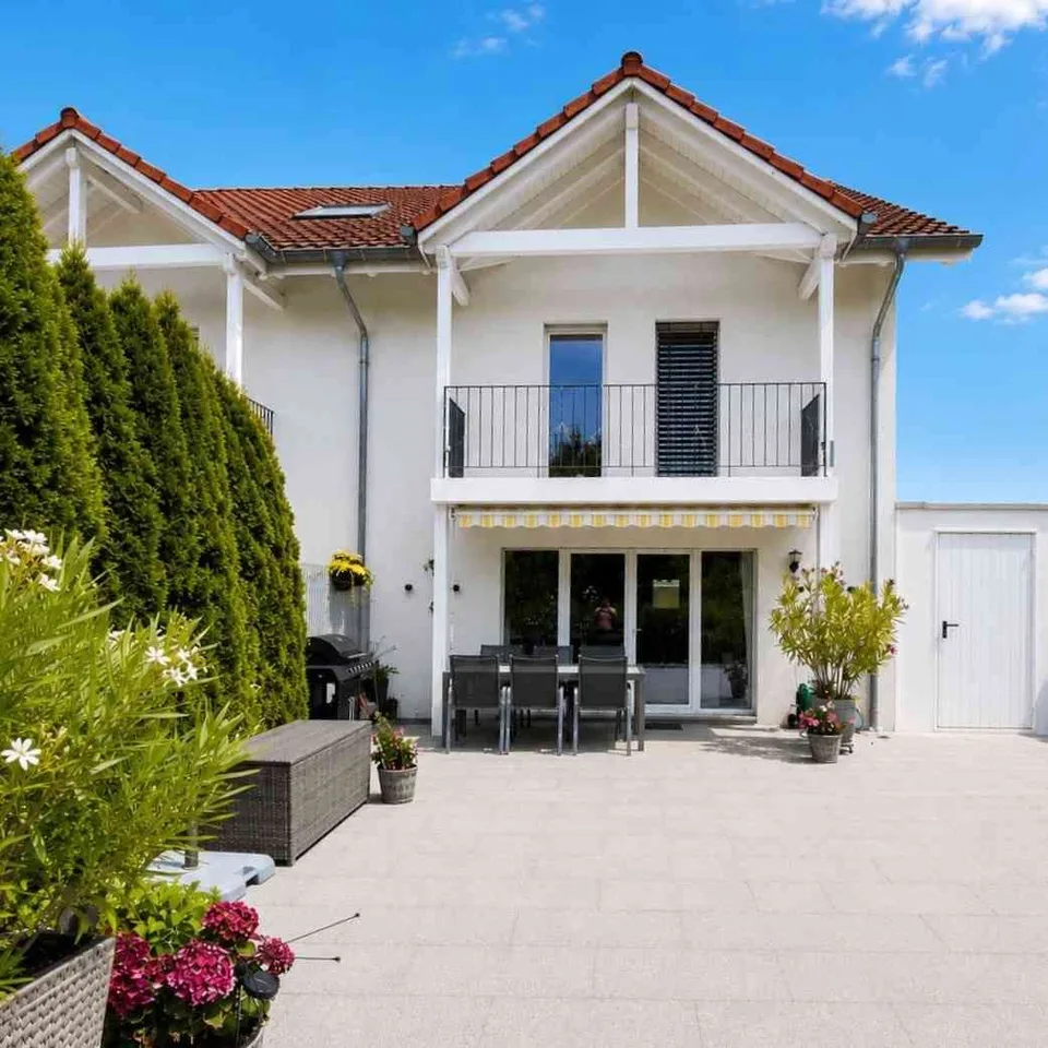 Doppeleinfamilienhaus mit Aussicht auf das Schloss