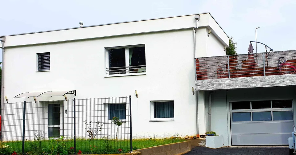 „Schönes freistehendes Einfamilienhaus mit viel Garten und Pool.“