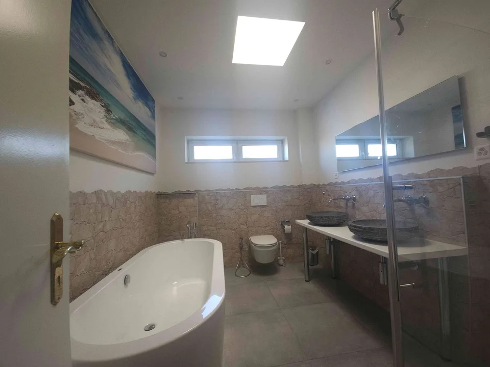 „Schönes freistehendes Einfamilienhaus mit viel Garten und Pool.“