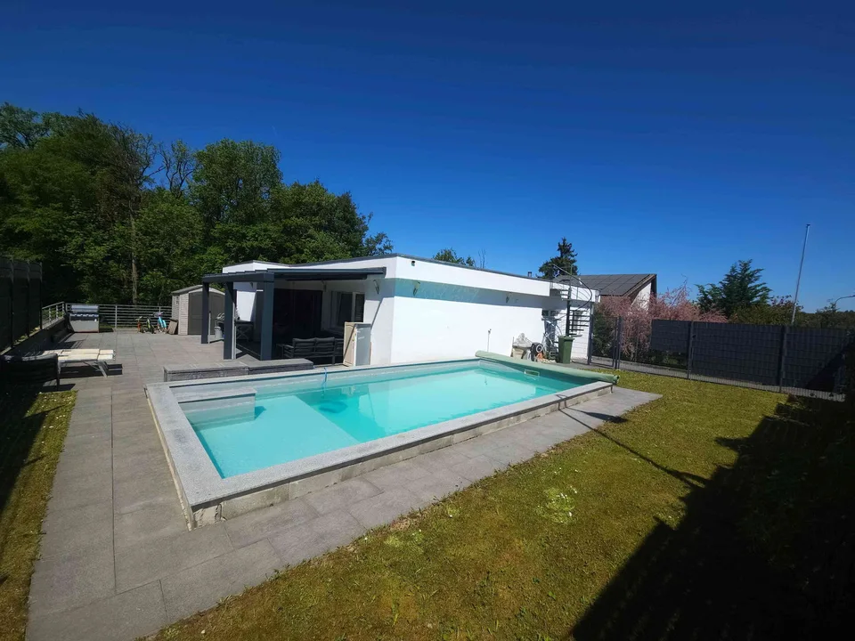 „Schönes freistehendes Einfamilienhaus mit viel Garten und Pool.“