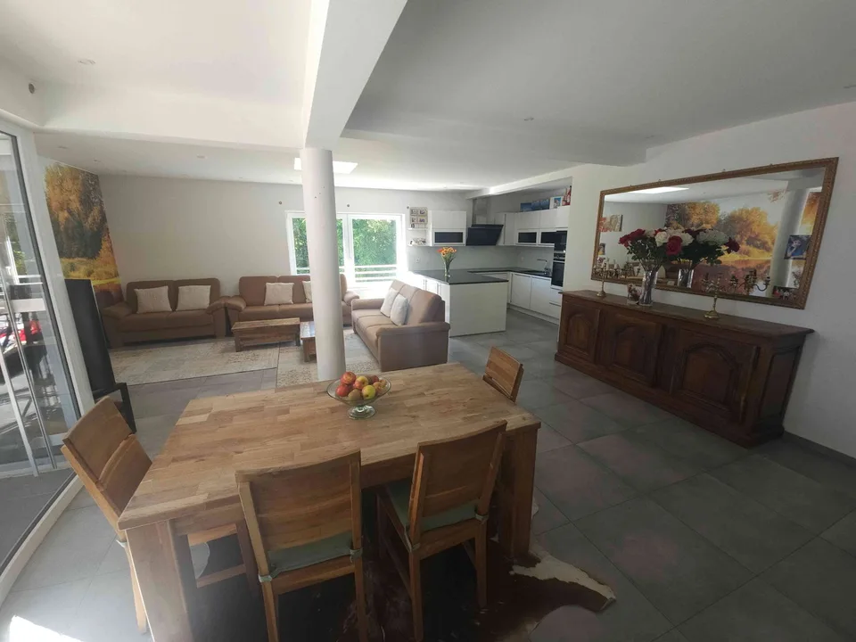 „Schönes freistehendes Einfamilienhaus mit viel Garten und Pool.“