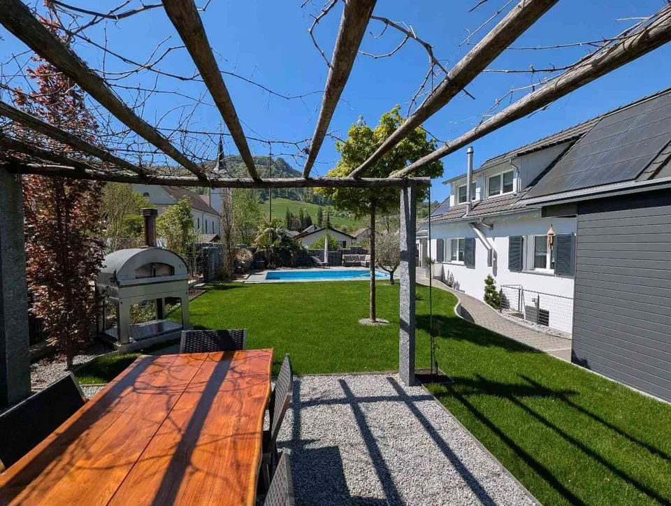 Freistehendes 6½ Einfamilienhaus mit Pool & nachhaltiger Technik