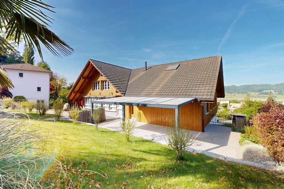 Platz für Tiere und Hobbys: Ehemaliges Bauernhaus an sonniger Hanglage