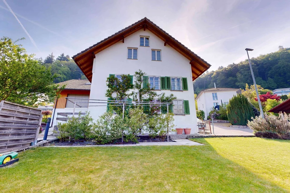 Platz für Tiere und Hobbys: Ehemaliges Bauernhaus an sonniger Hanglage