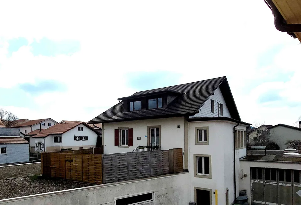 A vendre immeuble avec surface polyvalente et entrepôt, 2 appartements