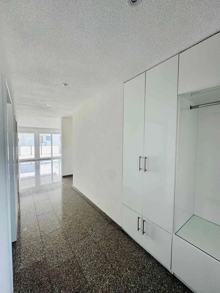 Lichtdurchflutete 4.5 Zi.-Wohnung mit gedecktem Balkon