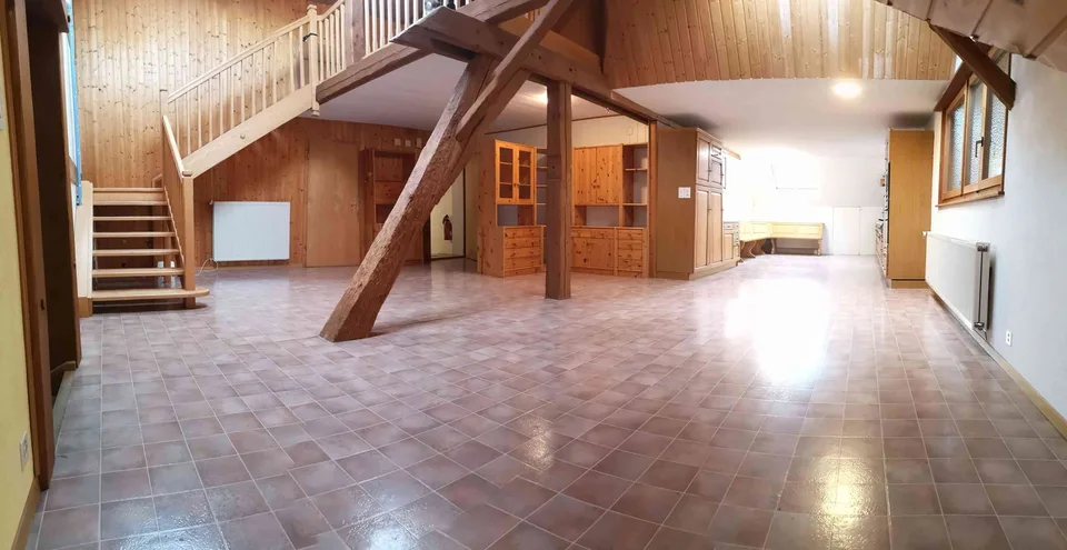 Grand duplex au centre du village, garage et atelier, libre de suite
