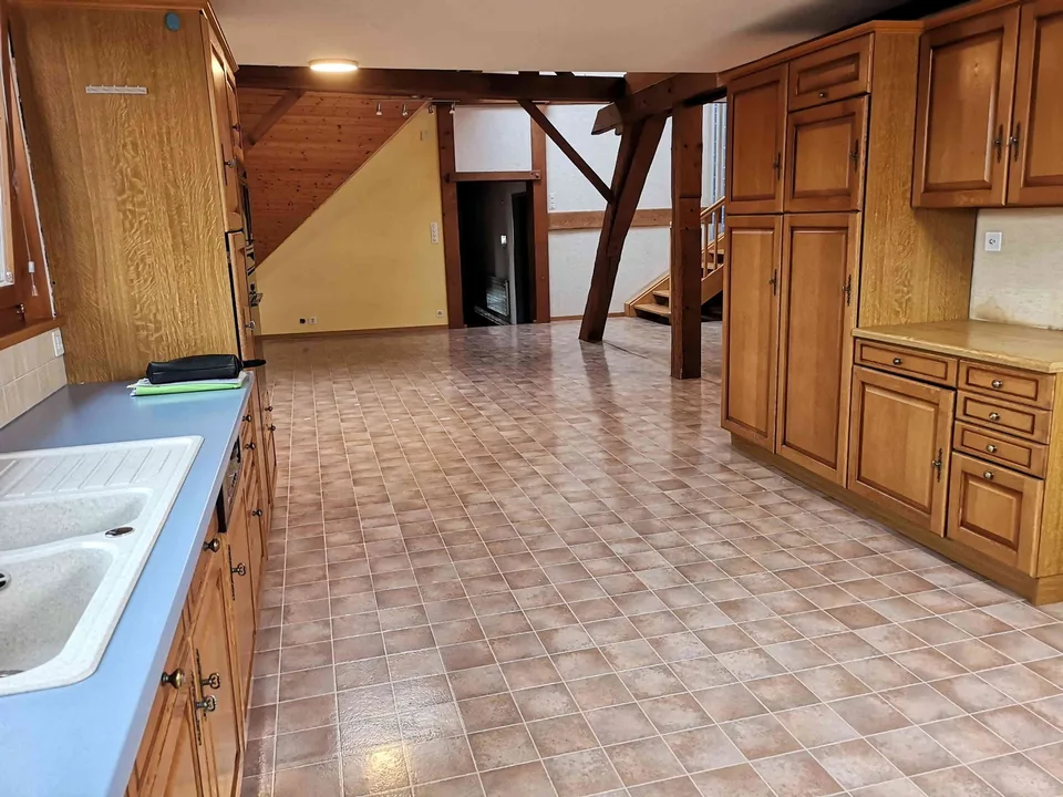 Grand duplex au centre du village, garage et atelier, libre de suite