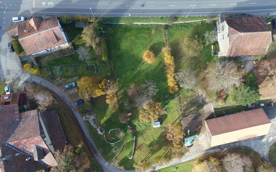 Immeuble de 3 appartements et terrain constructible à vendre à Diesse