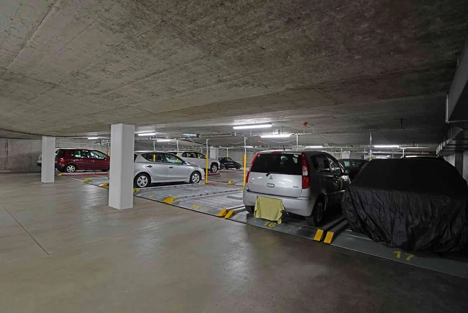 Einstellhallenplatz für Personenwagen in Tiefgarage mit Autowaschplatz