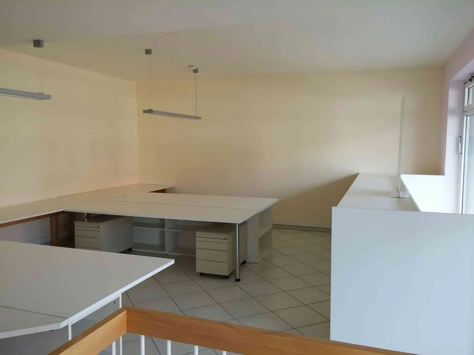 Attraktives Büro-/Ladenlokal an bester Lage mit eigenen Parkplätzen