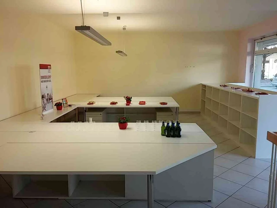 Attraktives Büro-/Ladenlokal an bester Lage mit eigenen Parkplätzen
