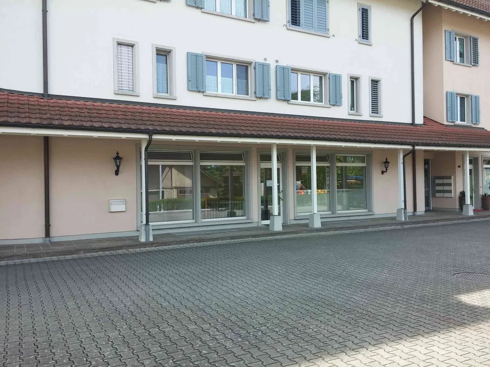 Attraktives Büro-/Ladenlokal an bester Lage mit eigenen Parkplätzen
