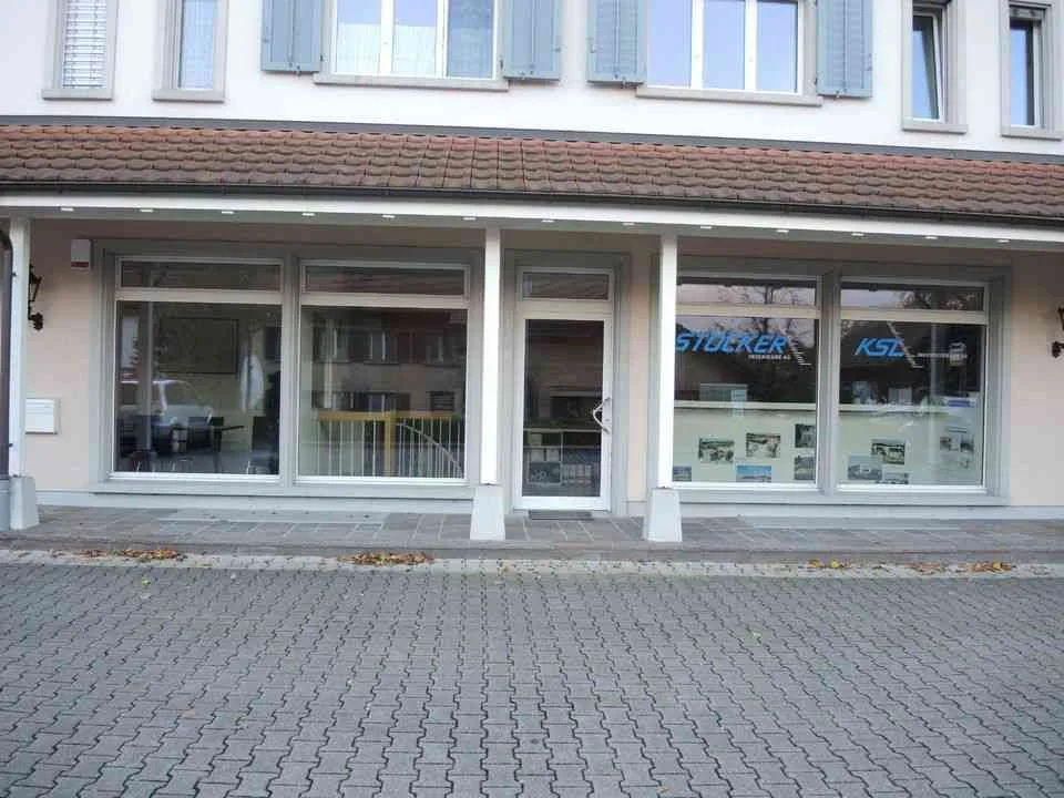Attraktives Büro-/Ladenlokal an bester Lage mit eigenen Parkplätzen