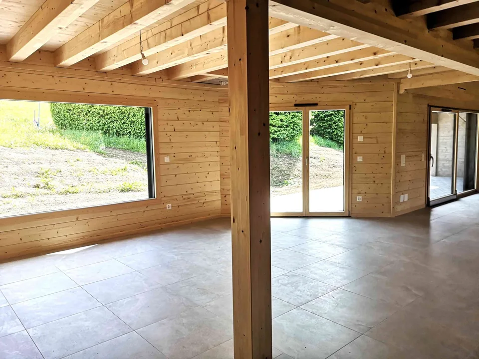 Grande maison en madrier massif, clés en main, libre de suite
