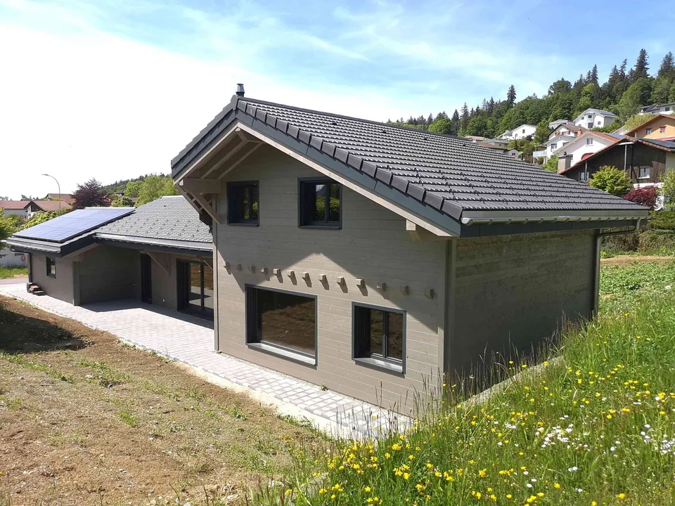 Grande maison en madrier massif, clés en main, libre de suite