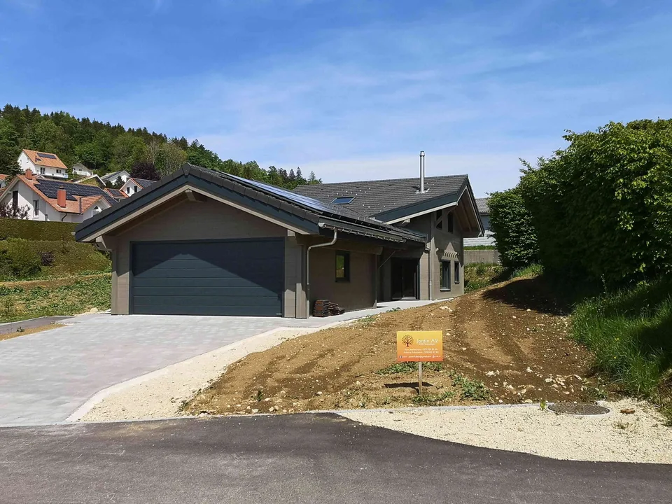 Grande maison en madrier massif, clés en main, libre de suite