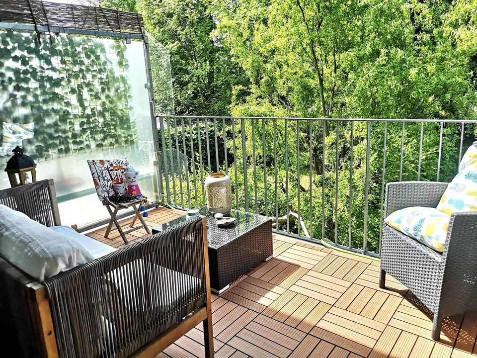 Duplex soigné de 2017 près du lac, balcon, jardin privé, 2 places parc