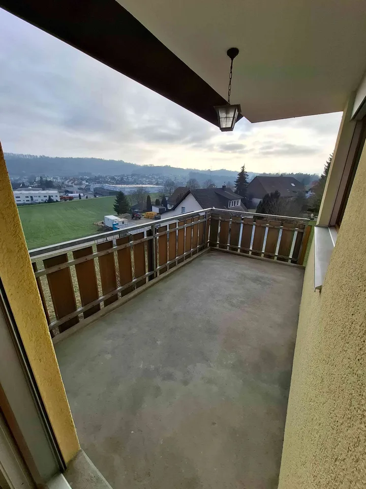 Schöne 4.5 Zimmer Wohnung mit Nebenräumen, Balkon und Einzelgarage