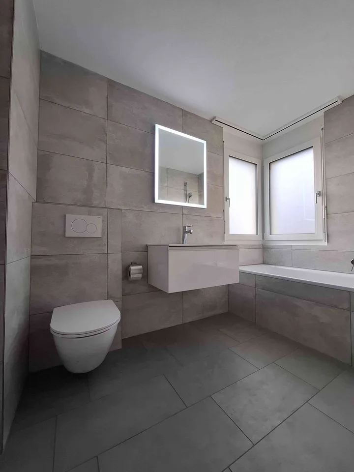 Schöne 4.5 Zimmer Wohnung mit Nebenräumen, Balkon und Einzelgarage