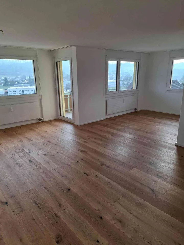 Schöne 4.5 Zimmer Wohnung mit Nebenräumen, Balkon und Einzelgarage