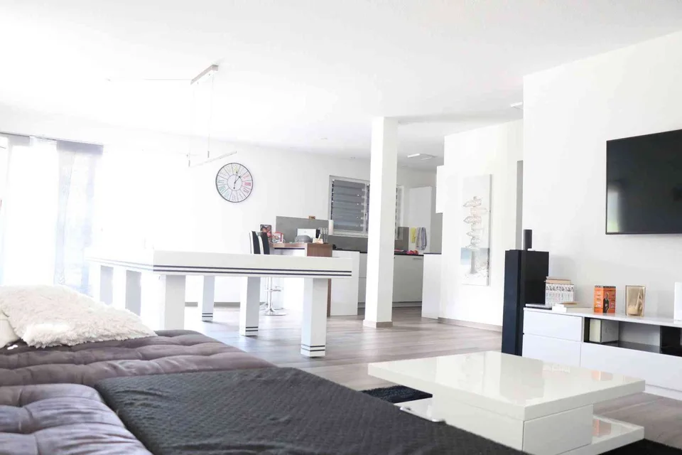 Beau duplex au rez et 1er étage, 2021, avec garage double, jardin
