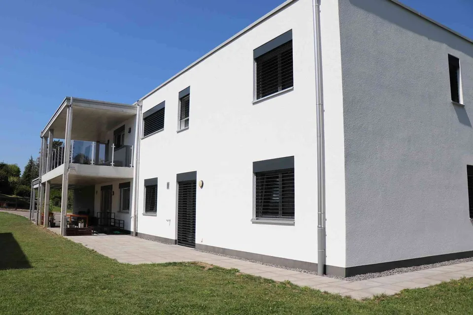 Beau duplex au rez et 1er étage, 2021, avec garage double, jardin