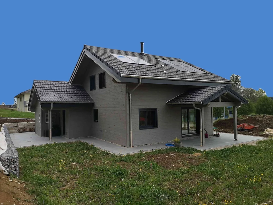 Maison moderne en madrier thermo-chauffé avec garage, terrasse, jardin