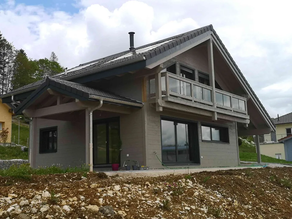 Maison moderne en madrier thermo-chauffé avec garage, terrasse, jardin