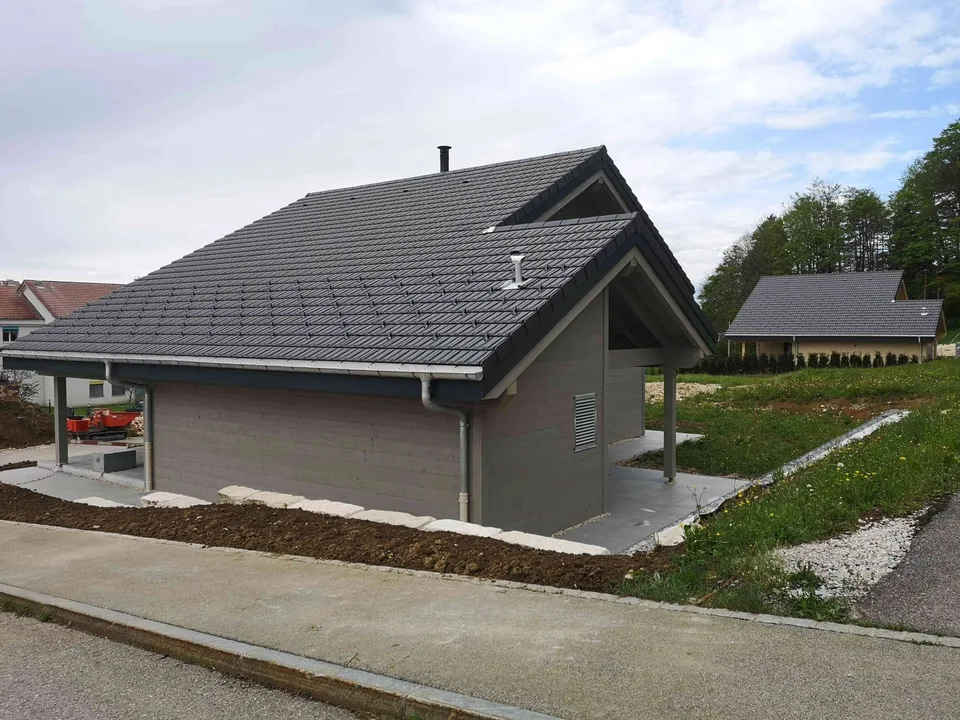Maison moderne en madrier thermo-chauffé avec garage, terrasse, jardin