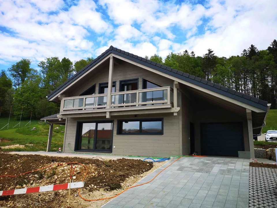 Maison moderne en madrier thermo-chauffé avec garage, terrasse, jardin