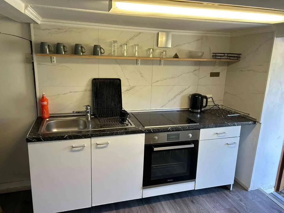 Mehrere Wohnungen , Werkstatt, Garage, Parkplätze & Lager zu vermieten