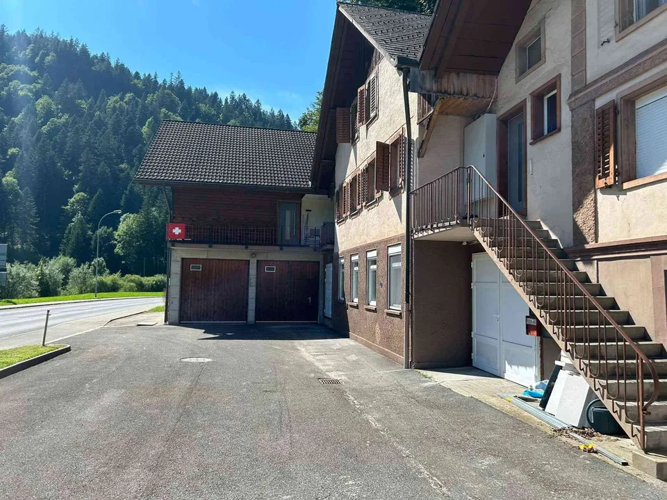 Mehrere Wohnungen , Werkstatt, Garage, Parkplätze & Lager zu vermieten