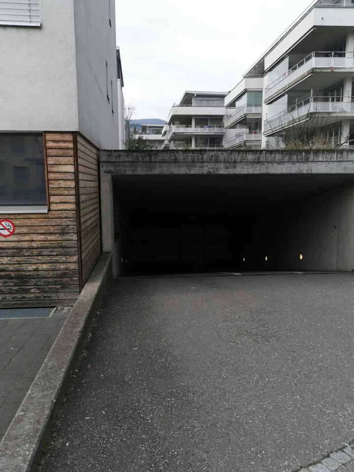 Einstellhallenplatz in Biel