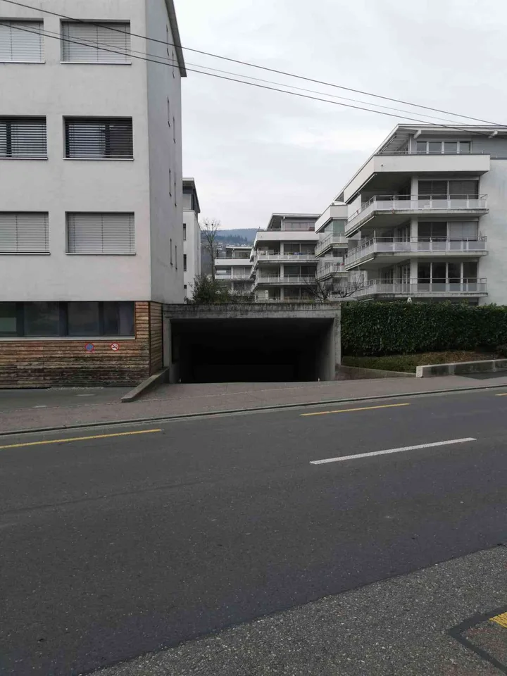 Einstellhallenplatz in Biel