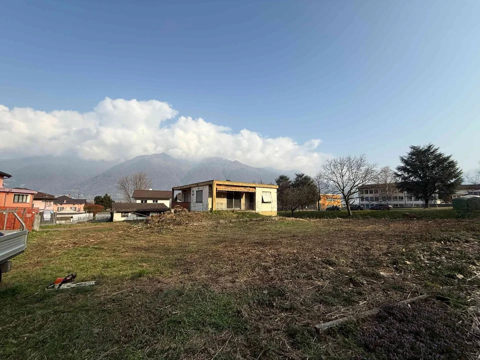 Vendesi a Cadenazzo - Ampio terreno edificabile
