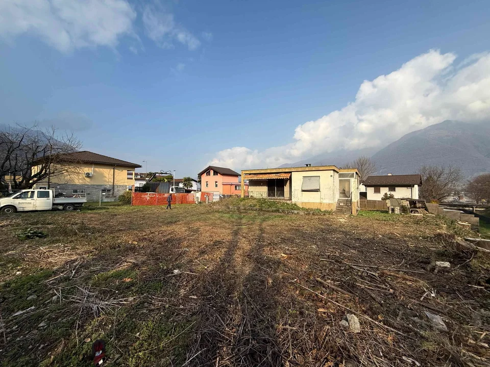 Vendesi a Cadenazzo - Ampio terreno edificabile