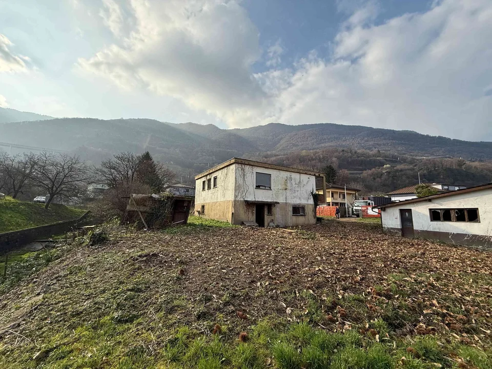 Vendesi a Cadenazzo - Ampio terreno edificabile