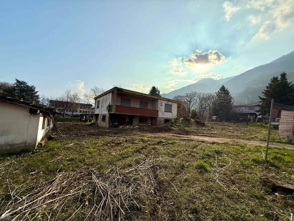 Vendesi a Cadenazzo - Ampio terreno edificabile