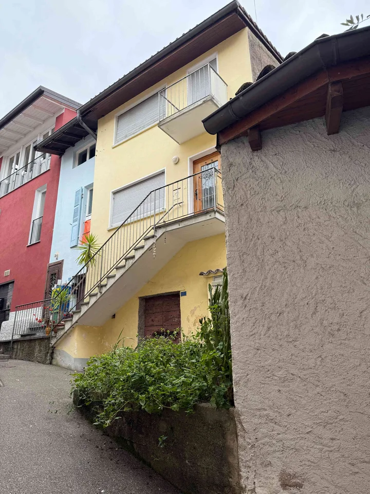 Copia Vendesi casa indipendente con giardino nel nucleo di Melide