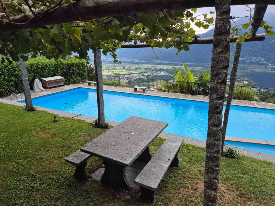 2 Zimmer Wohnung mit grandioser Seesicht und grossem Schwimmbad