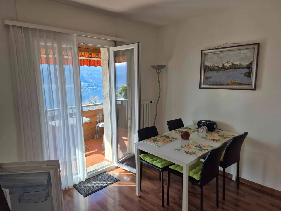 2 Zimmer Wohnung mit grandioser Seesicht und grossem Schwimmbad