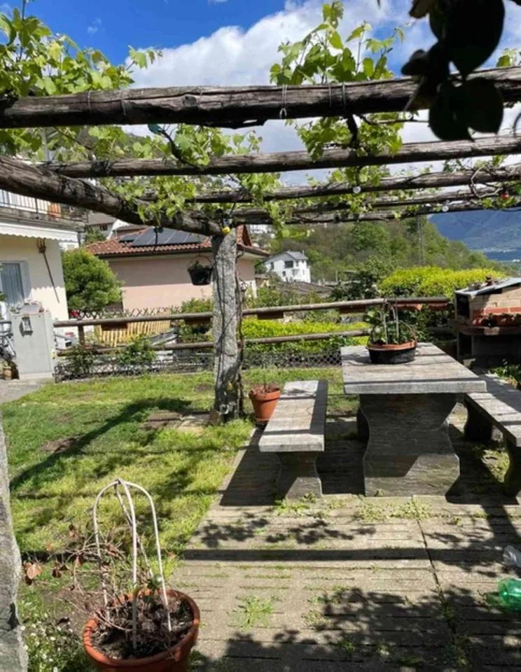 Casa bifamiliare con monolocale, garage e vista aperta – Montedato, La